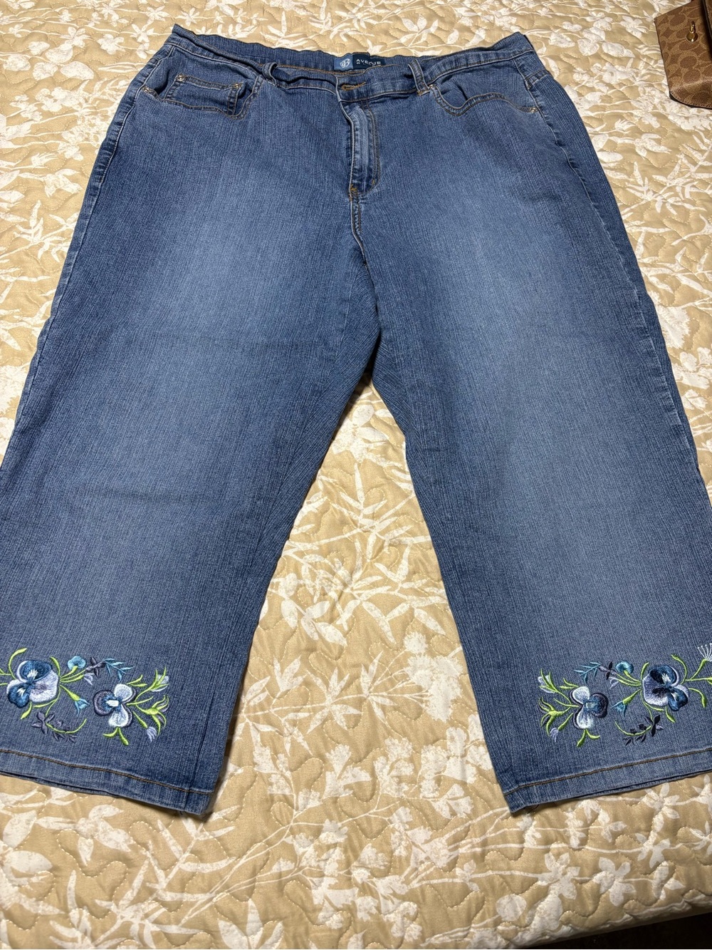 Avenue Women’s Blue Embroidered Capri Jeans EUC